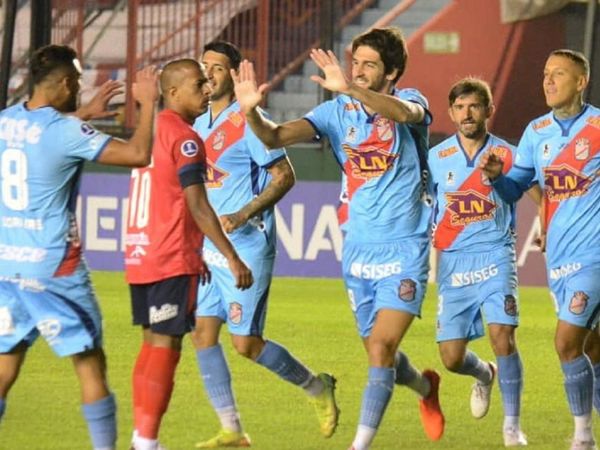 Arsenal golea y se mete en la pelea por la clasificación