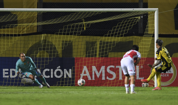 Diario HOY | Hace el esfuerzo pero tropieza en el Campeones de Montevideo