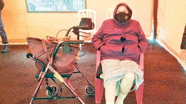 Crónica / Abuela chilena esperó 6 horas para vacunarse