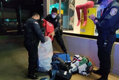 Detienen in fraganti a joven robando en tienda de ropas tras quebrar vidriera - Nacionales - ABC Color