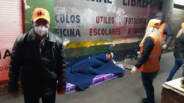 Diario HOY | Reparten frazadas y colchones en fría noche