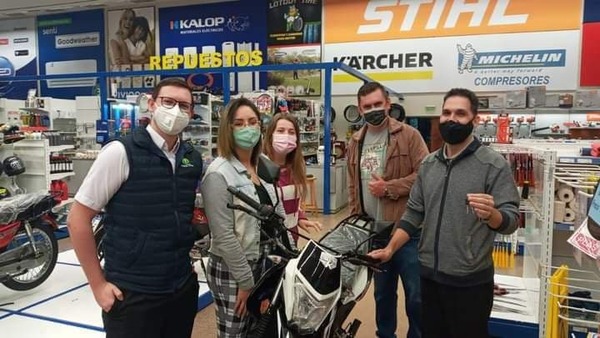 HURTARON SU MOTOCICLETA Y SUS EX ALUMNOS LE COMPRARON OTRA NUEVA
