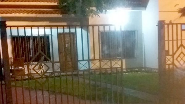 DUEÑOS DE SUPERMERCADO SUFREN  ASALTO EN EL PORTÓN DE SU VIVIENDA