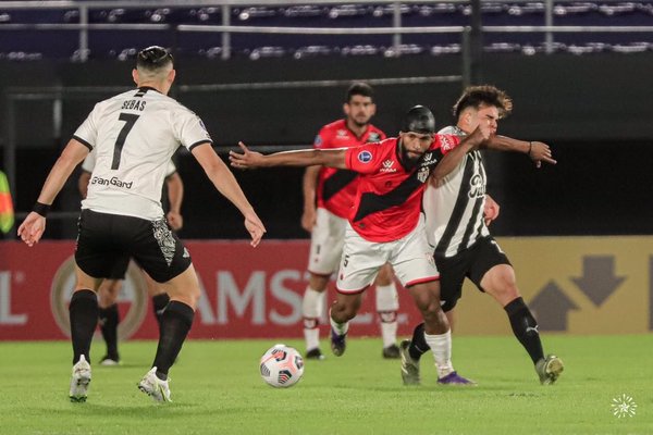 Sudamericana: Libertad cae y el 12 empata