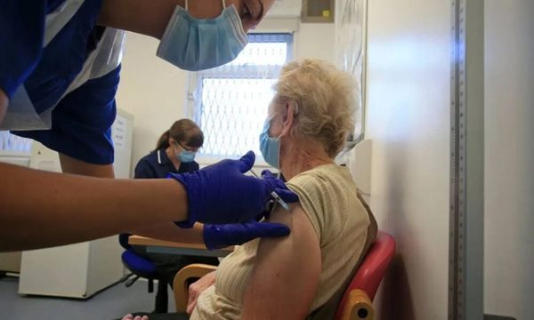 Adultos mayores temen vacunarse debido a la mala información, sostienen