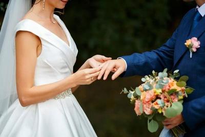 ¡Desagradable sorpresa! Futura novia desiste de invitar a una amiga por no tener pareja