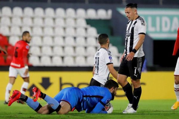 Un confuso Libertad cede el liderato al Atlético Goianiense