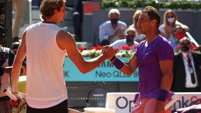 Zverev abre fisuras en el juego de Nadal y le elimina en cuartos