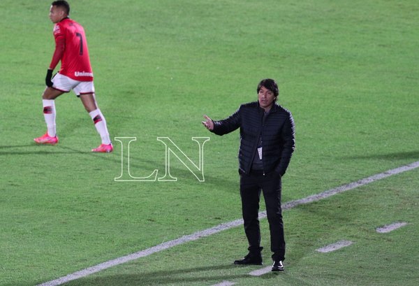 Versus / Daniel Garnero: “Jugamos ante un rival difícil que tiene muy buenos futbolistas”