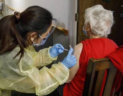 Abuelita que figuraba como fallecida finalmente pudo vacunarse contra el Covid | Ñanduti