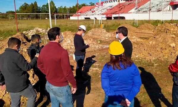 Obras no avanzan en el Ovetenses Unidos. “Es una vergüenza el estado en la que se encuentra el estadio”, dice Beto Ovelar – Prensa 5