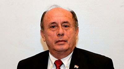 Exigen renuncia de Celso Troche tras vacunación irregular