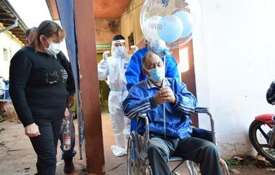 Tras más de un mes internado por covid, don Joel Oviedo recibió su alta médica