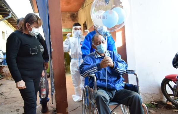 Tras más de un mes internado por covid, don Joel Oviedo recibió su alta médica