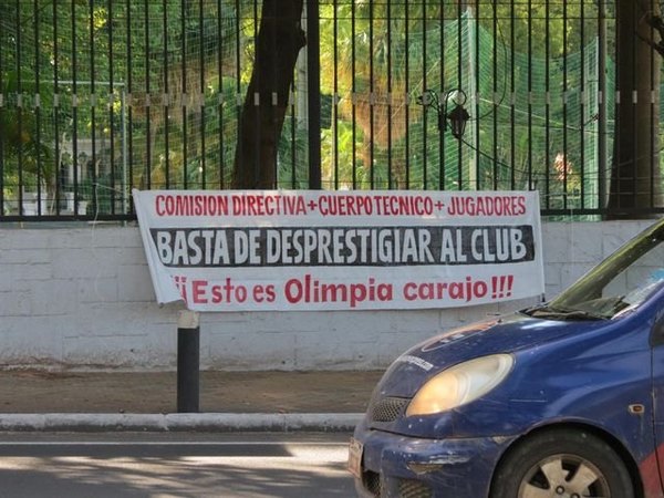 'Basta de desprestigiar al club', el reclamo de los hinchas de Olimpia