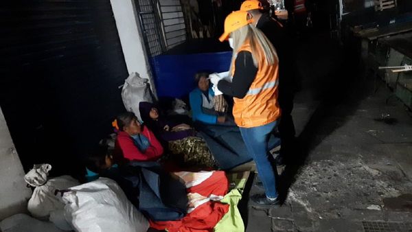 SEN asiste a personas en situación de calle con colchones y frazadas