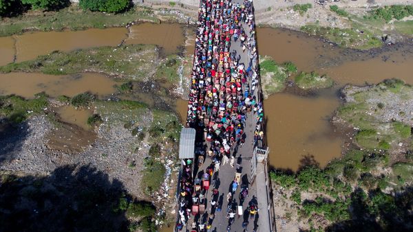 Golpes y correazos en un día de mercado en la frontera dominico-haitiana - MarketData