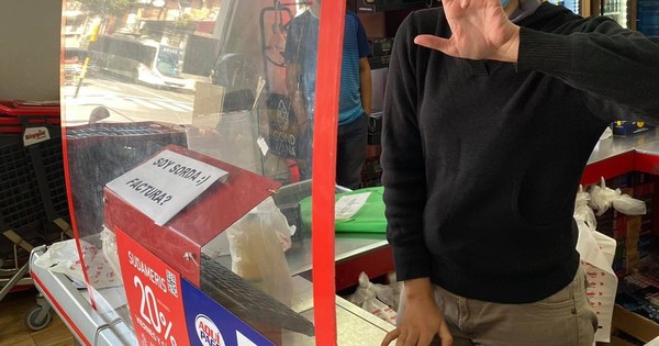 La Nación / Joven con problemas auditivos sorprende a clientes con su carisma y amabilidad