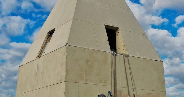 La Nación / Garra guaraní: tres paraguayos a 68 metros de altura pintan el obelisco argentino