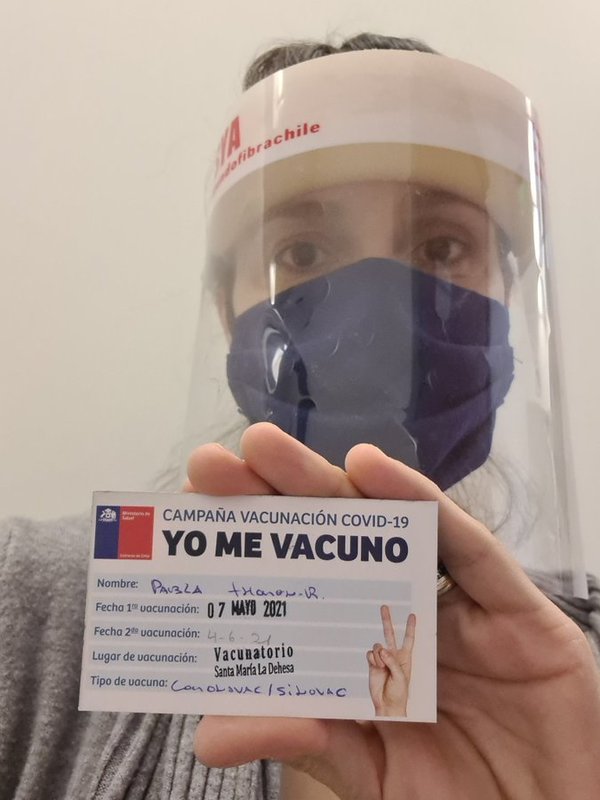 Pabla Thomen recibió la primera dosis de la vacuna covid-19 en Chile