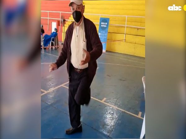 Don Atilio celebró bailando vacunación anticovid e instó a otros a seguir sus pasos - Nacionales - ABC Color