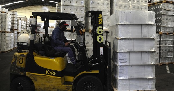 La Nación / Sectores industrial y construcción han crecido en Argentina