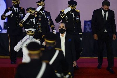 Bukele exalta la labor del Ejército ante los “enemigos internos y externos” - Mundo - ABC Color