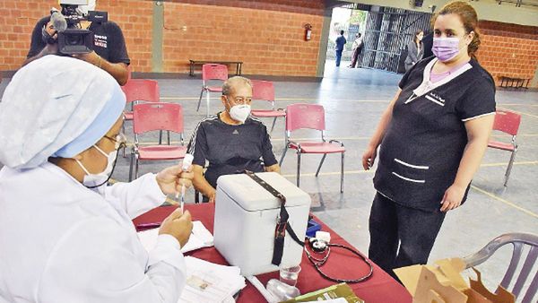 De 518 casos denunciados, Salud confirma 88 vacunaciones vip