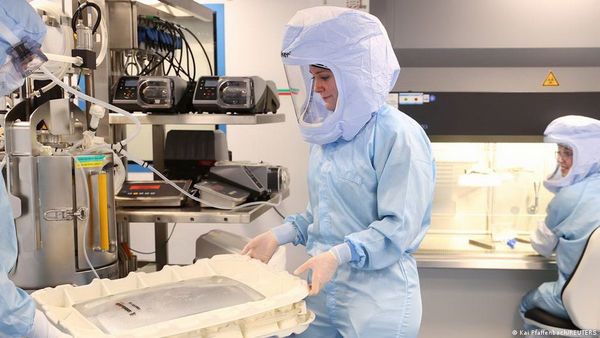 Agencia europea analiza vacunas de Pfizer y Moderna por riesgos