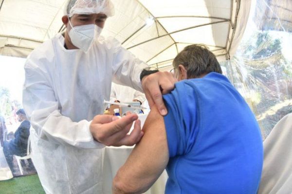 Covid-19: Cómo saber cuándo aplicarse la segunda dosis de AztraZeneca