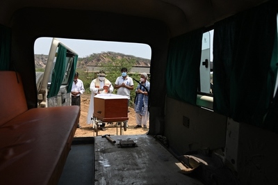 India reporta un récord de más de 4.000 muertos por coronavirus en 24 horas | .::Agencia IP::.