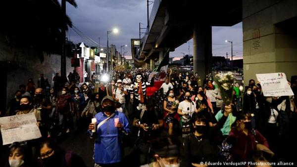 Manifestantes exigen justicia por víctimas del metro de la Ciudad de México