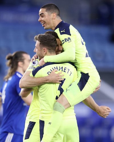 Con un gran partido de Almirón, Newcastle golea y sella la salvación