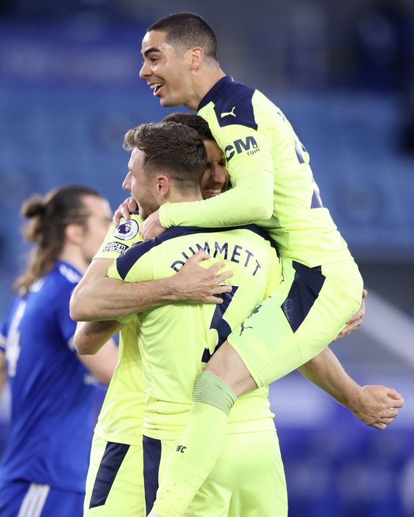 Con un gran partido de Almirón, Newcastle golea y sella la salvación