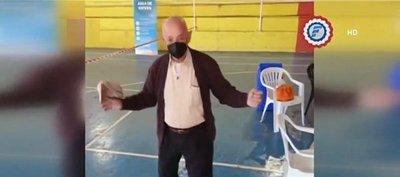 Abuelo celebra ser vacunado contra la covid-19 bailando un tango | Noticias Paraguay