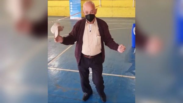 Abuelito recibió vacuna anticovid y lo festejó bailando
