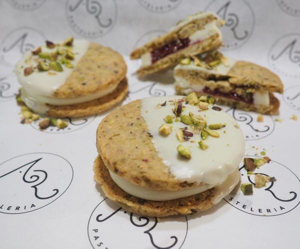 Irresistibles: Alfajores de pistacho con relleno de chocolate blanco y frambuesas