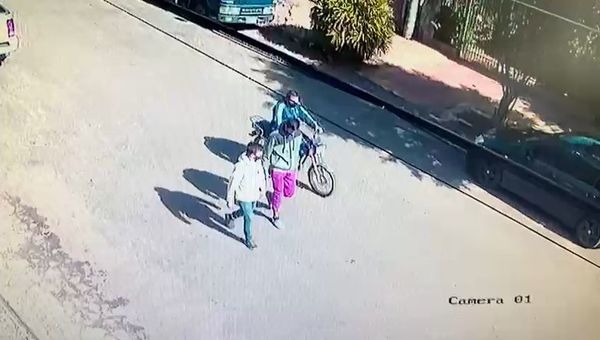 Delincuentes abandonan motocicleta robada tras asaltar metalúrgica - Nacionales - ABC Color