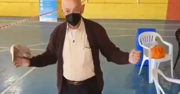 La Nación / Abuelito celebró su vacunación bailando