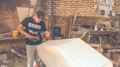 Carpinteros de ataúdes: "Así como hacemos los cajones, se llevan"