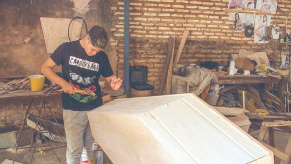 Carpinteros de ataúdes: "Así como hacemos los cajones, se llevan"