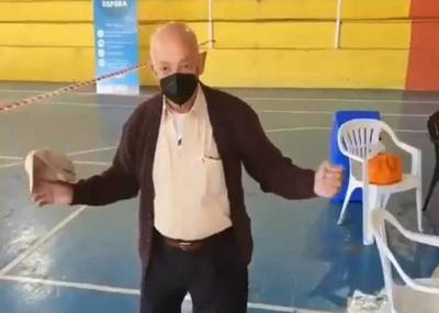 La alegría de vivir: abuelo celebra vacunación con pasos de baile