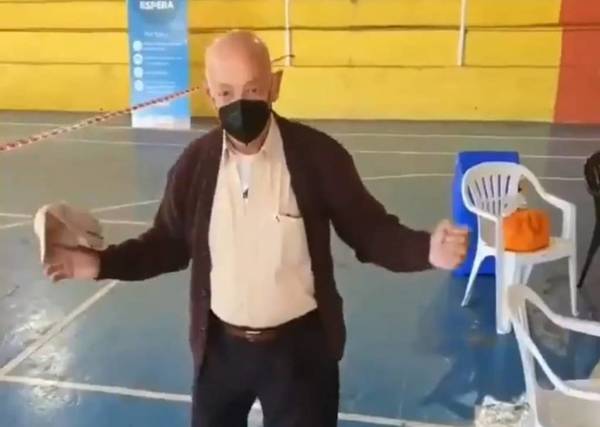 La alegría de vivir: abuelo celebra vacunación con pasos de baile