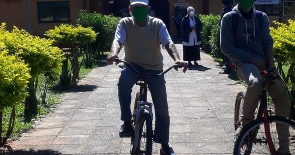 La Nación / Con 75 años y pedaleando don Carlos llegó hasta vacunatorio COVID-19