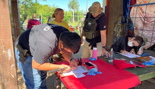 Detienen a mujer con cientos de dosis de drogas para el tráfico en San Bernardino