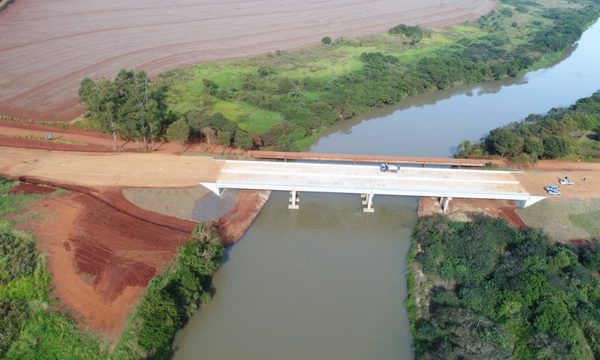 Puente sobre el río Monday, en etapa final