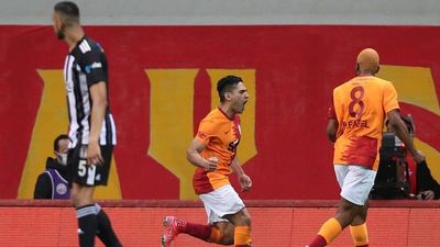 Radamel Falcao y Arda Turan devuelven a Galatasaray a la pelea