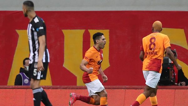 Radamel Falcao y Arda Turan devuelven a Galatasaray a la pelea