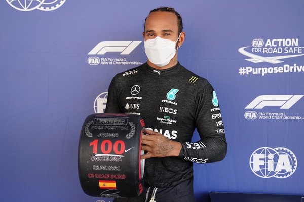 Hamilton festeja su pole número 100 en España
