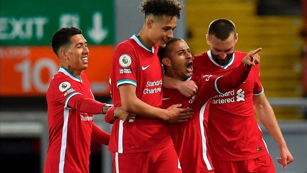 Liverpool gana y se acerca a la Champions League